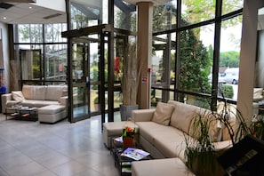 Lobby sitting area - Aéroport Hôtel (Mauguio)