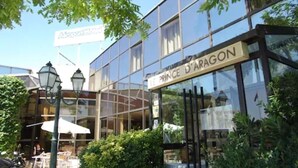 A building with a sign reading "PRINCE D'ARAGON". - Aéroport Hôtel (Mauguio)
