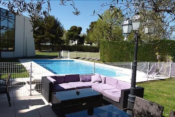 Outdoor pool - Aéroport Hôtel (Mauguio)