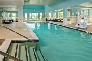 Una piscina techada, sillones reclinables de piscina