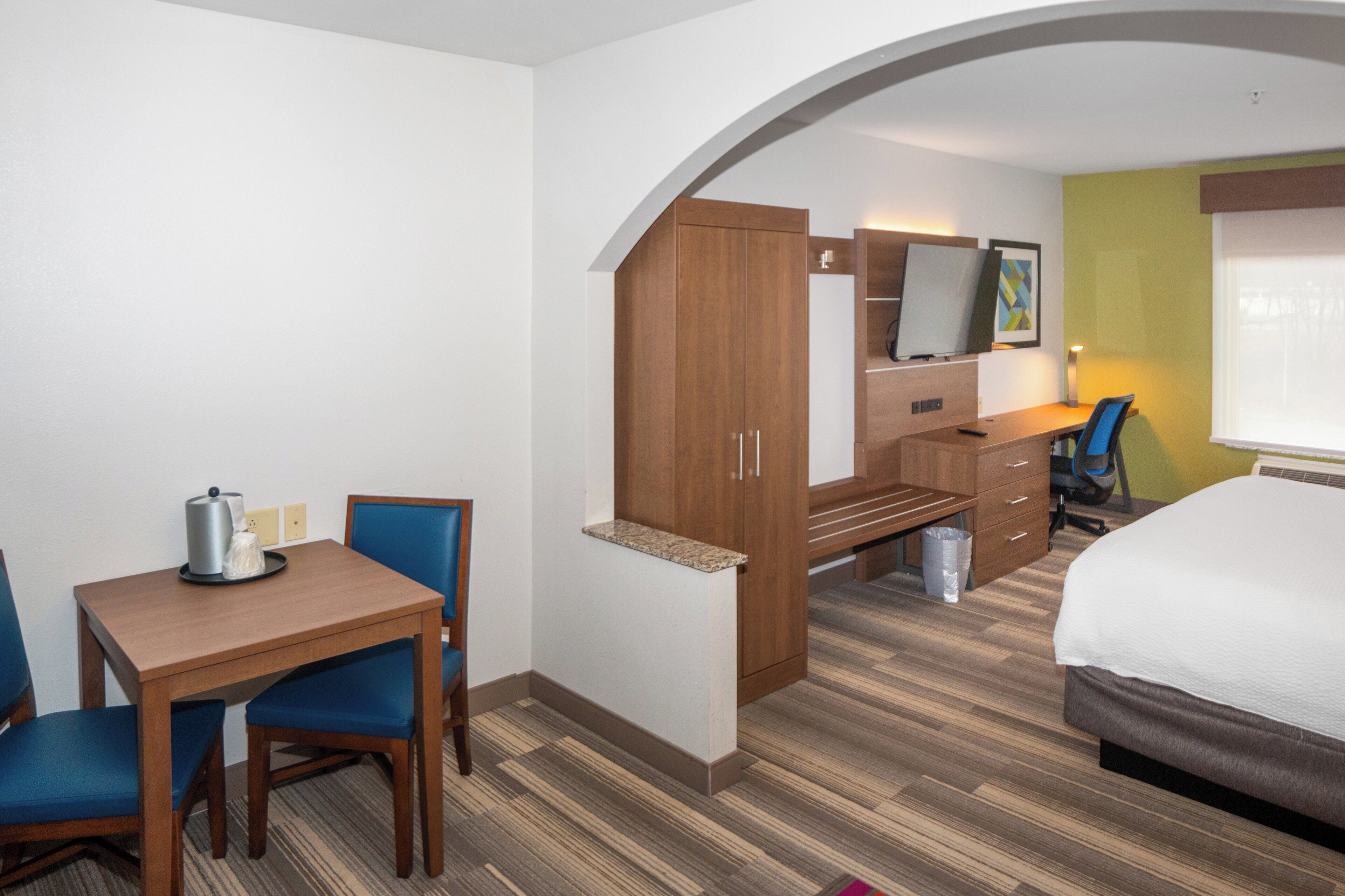 Suite, 1 King Bed | Desk, laptop workspace, blackout drapes, iron/ironing board