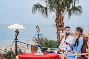 Trên bãi biển, lặn có bình dưỡng khí, lặn với ống thở, lướt ván buồm 