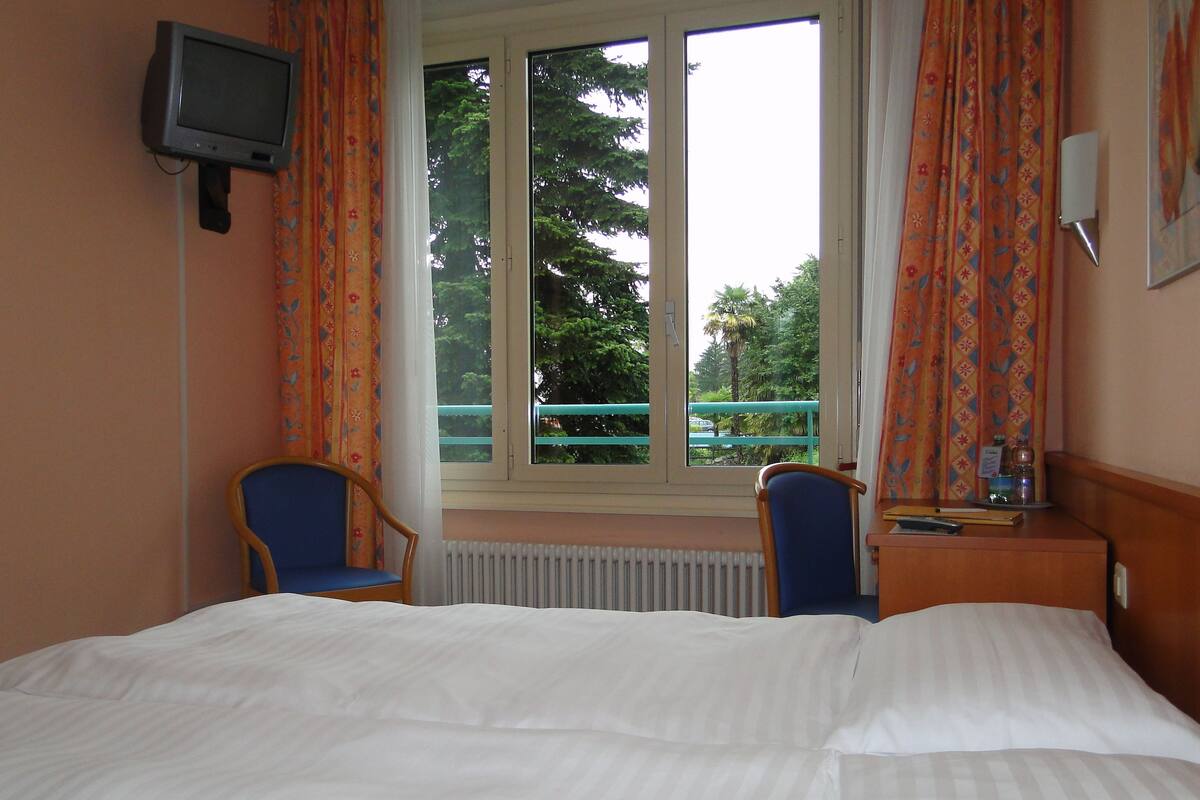 Double Room | Hypo-allergenic bedding available, in-room safe, desk, cribs (free)