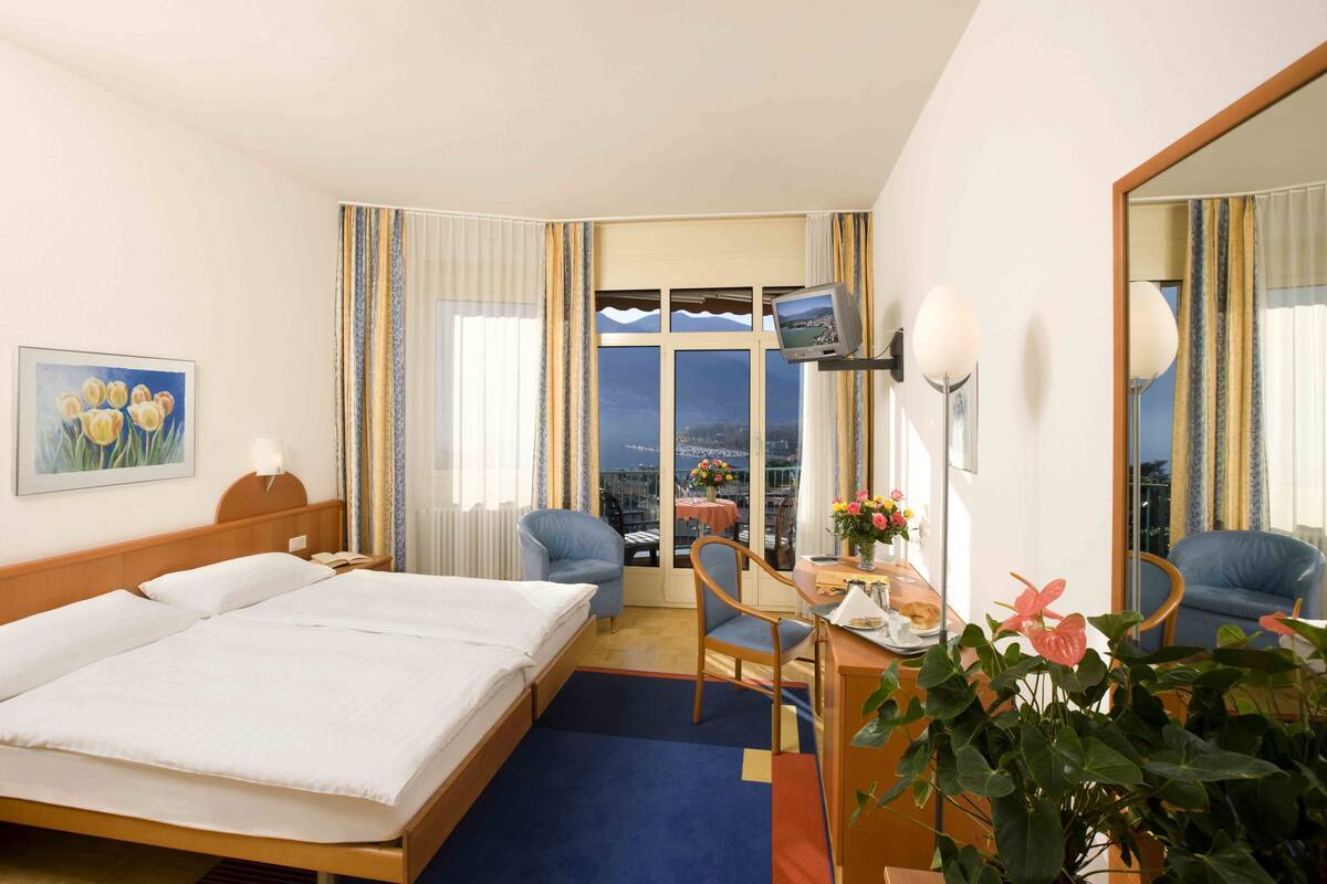 Double Room, Lake View | Hypo-allergenic bedding available, in-room safe, desk, cribs (free)
