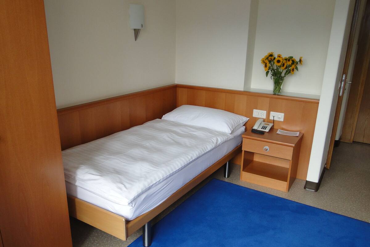 Hypo-allergenic bedding available, in-room safe, desk, cribs (free)