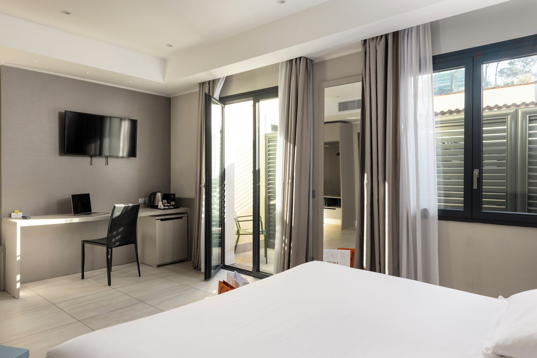 Exclusive Room | Minibar, desk, laptop workspace, free WiFi