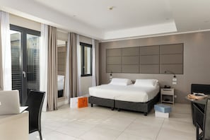 Minibar, desk, laptop workspace, free WiFi