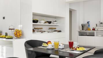 Desayuno de autoservicio incluido todos los días