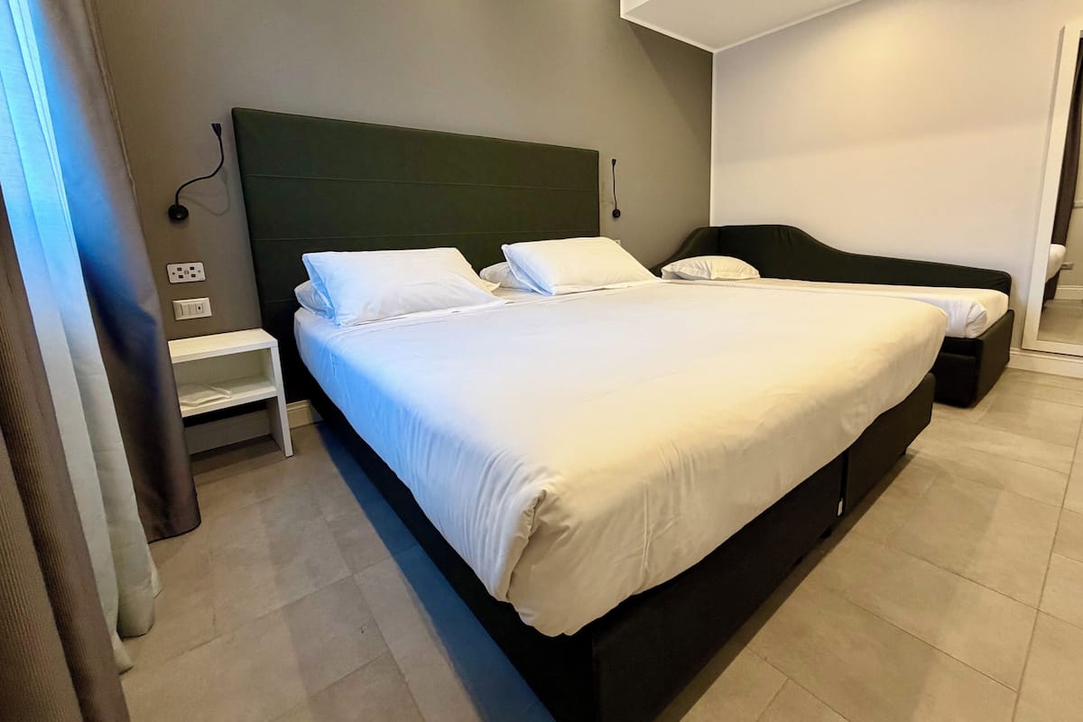 Minibar, desk, laptop workspace, free WiFi