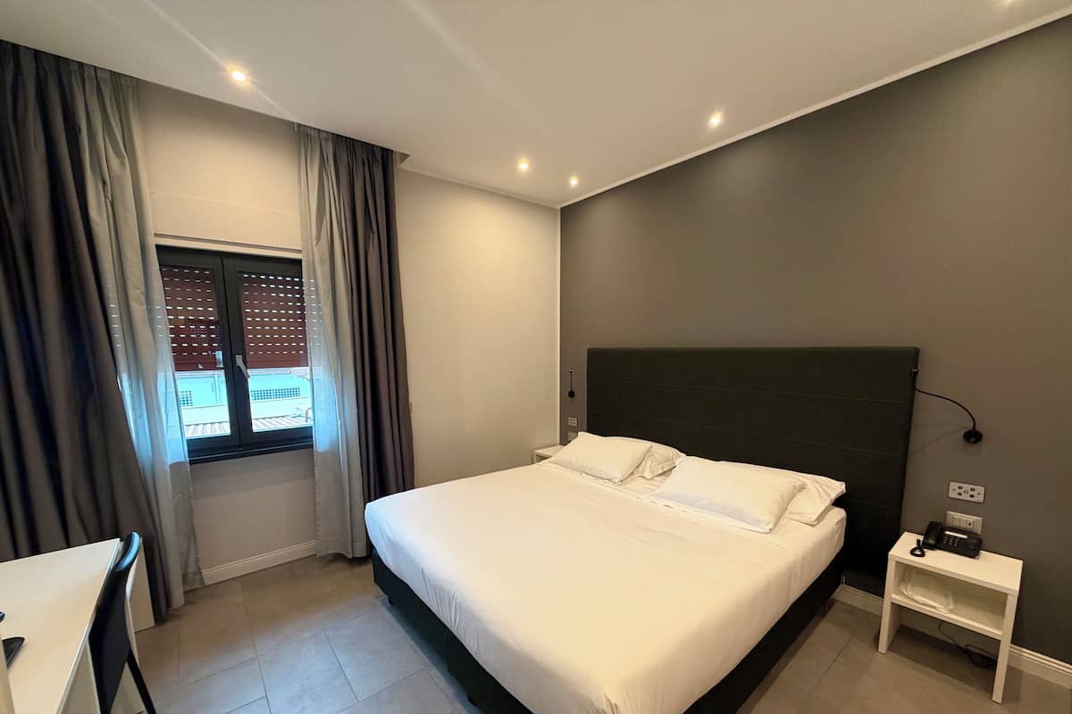Habitación empresarial doble | Minibar, escritorio, espacio para trabajar con laptop y wifi gratis