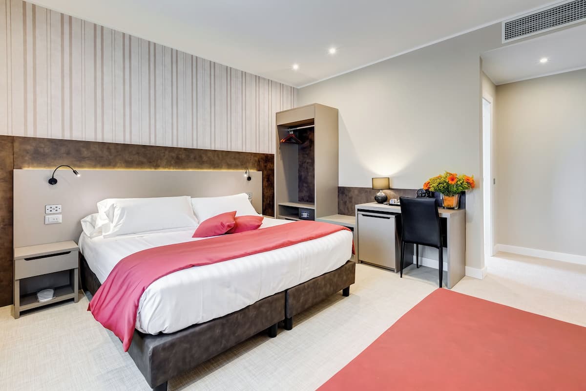 Minibar, desk, laptop workspace, free WiFi
