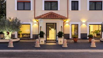 Fachada de la propiedad por la tarde o noche