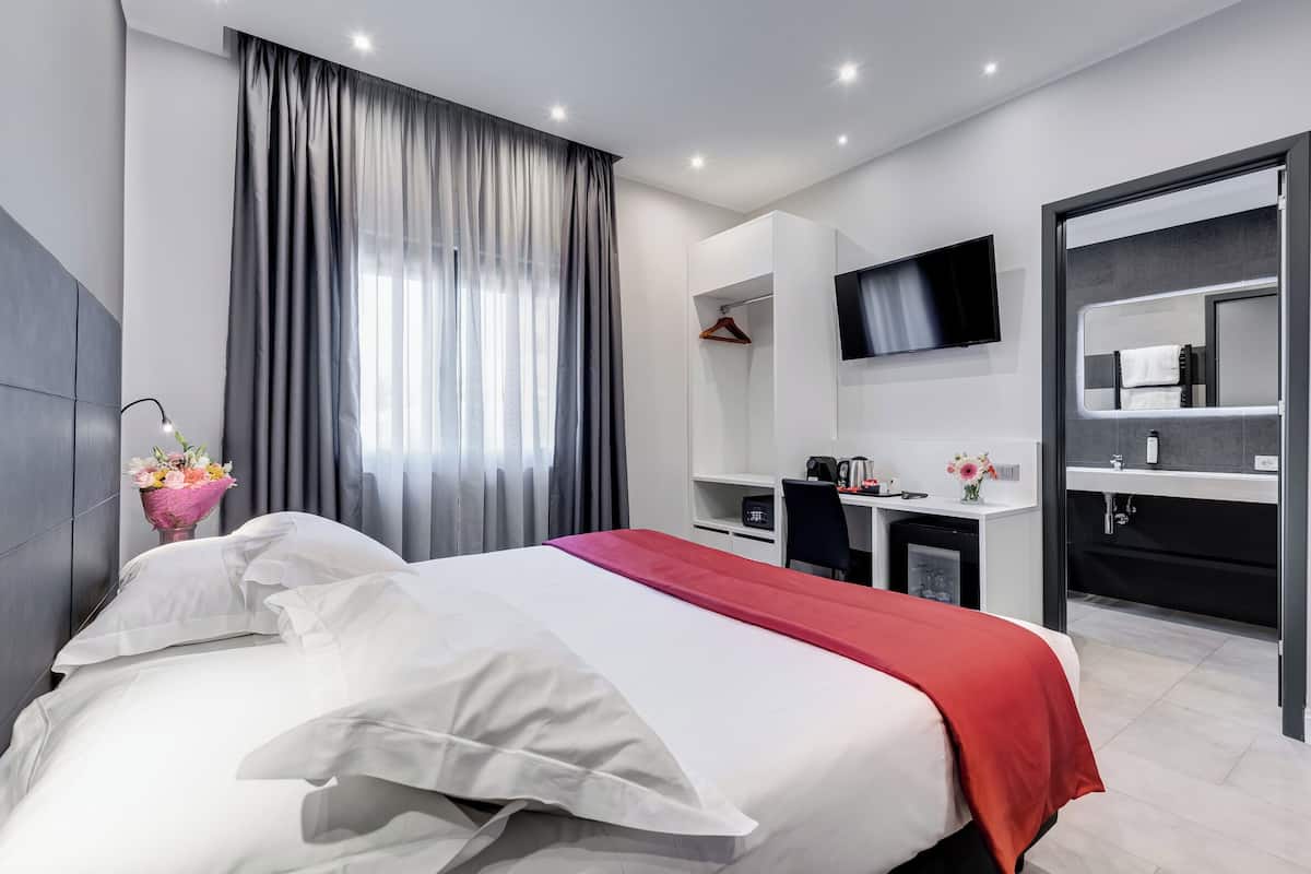Business szoba kétszemélyes ággyal | Minibár, íróasztal és laptophoz jól használható munkafelület