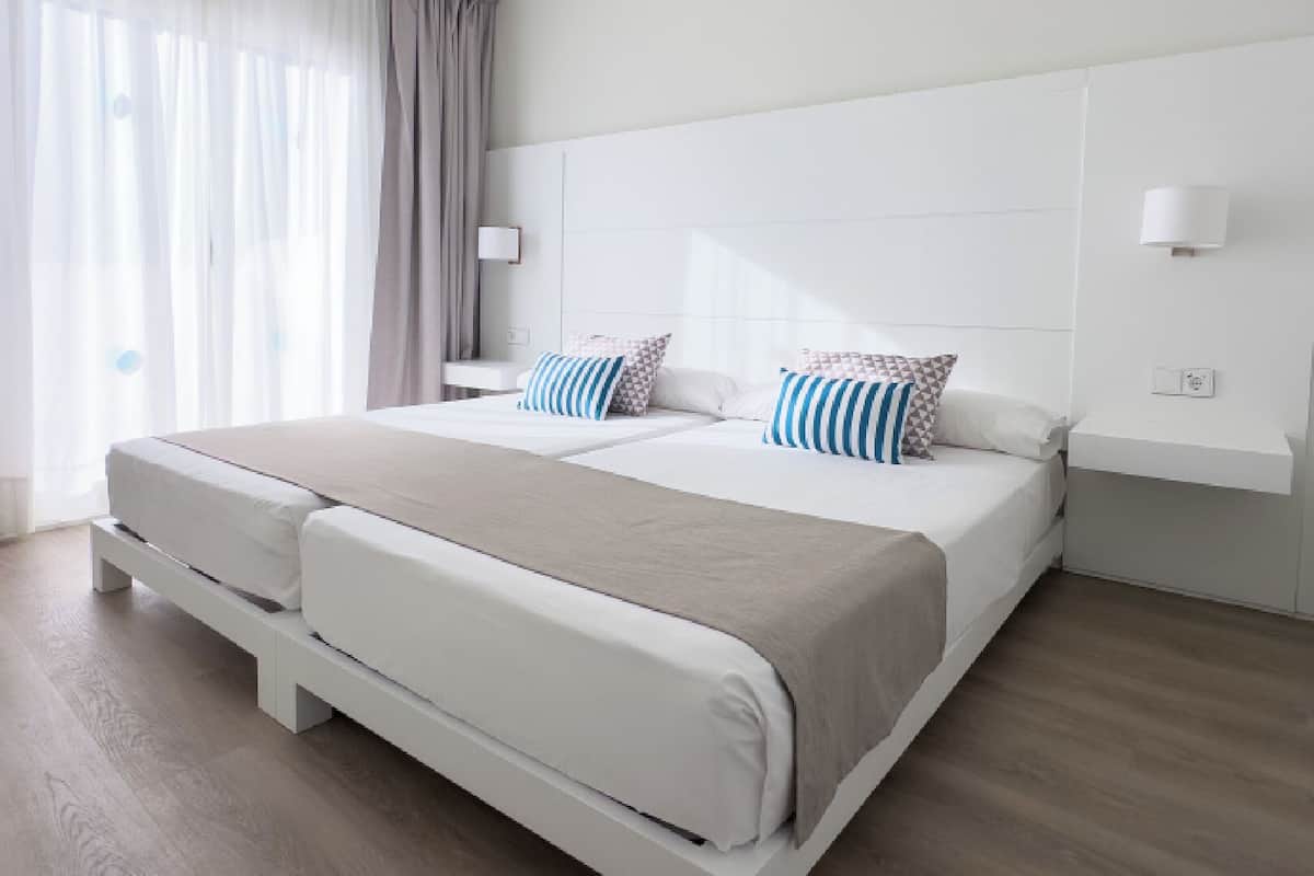 1 quarto, espaço de trabalho para notebook, roupa de cama