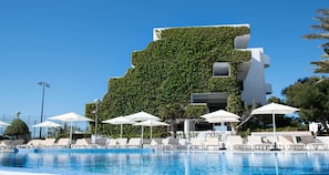 Piscina coperta, 3 piscine all'aperto, ombrelloni da piscina, lettini