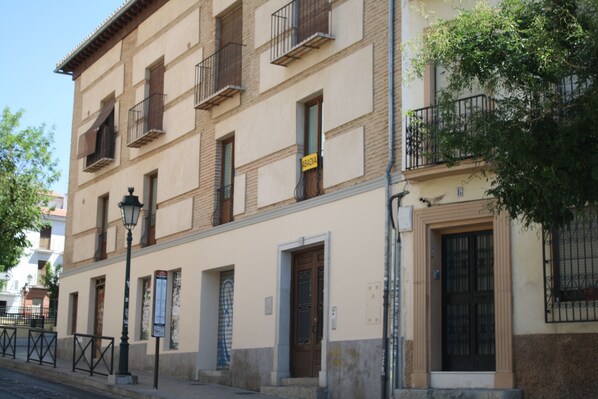 Vista frontal de la propiedad