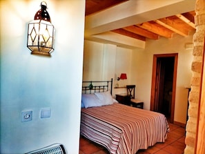Premium bedding, pillow-top beds, soundproofing, cots/infant beds - Abadia Hotel Granada Centro (Granada)
