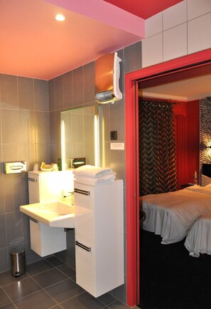 Bathroom - Logis Hôtel Restaurant Le Fruitier (Villedieu-les-Poêles-Rouffigny)