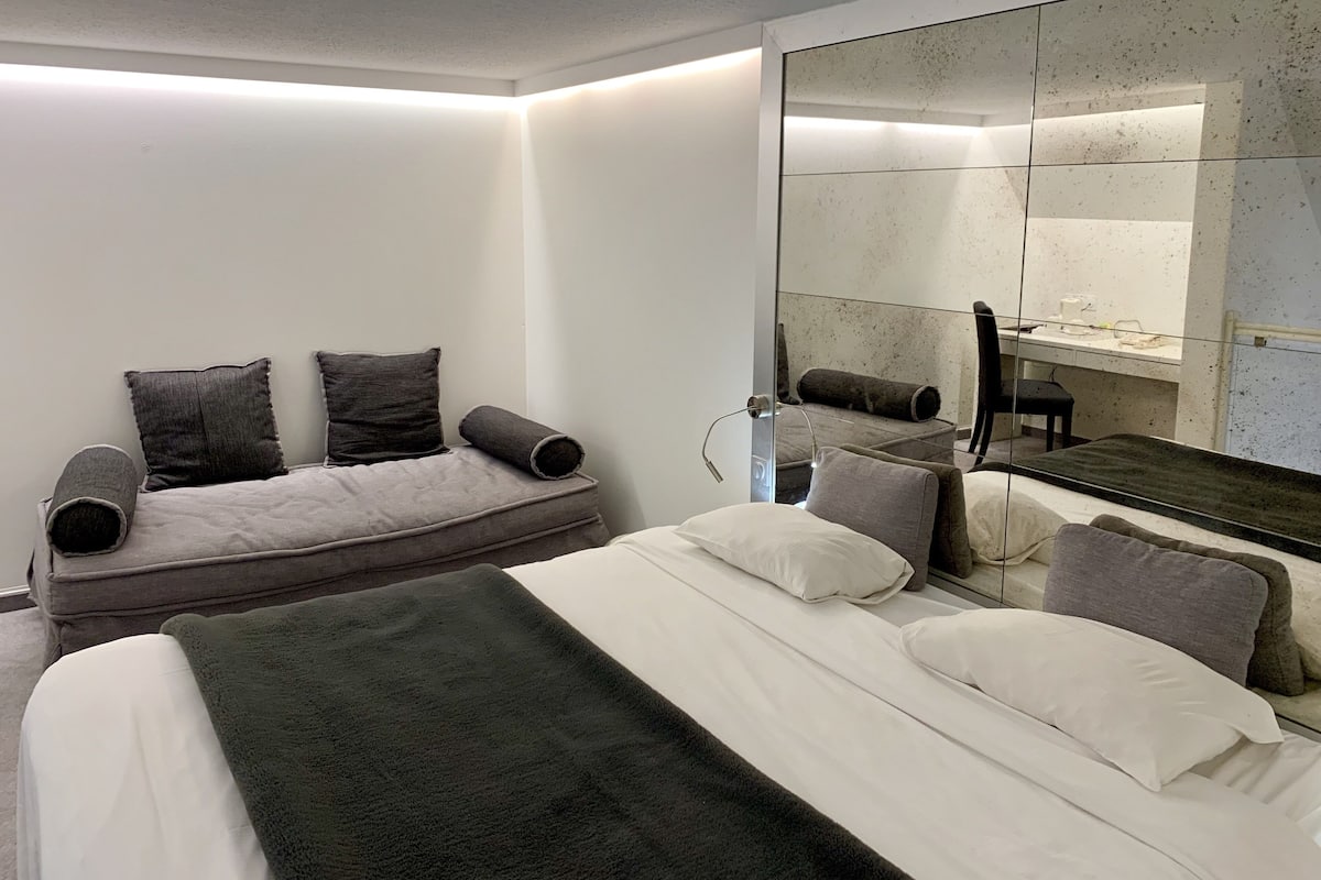 ห้องลักซ์ชัวรี่ (Superior) | ตู้นิรภัยในห้องพัก, โต๊ะทำงาน, ผ้าม่านกันแสง, ห้องเก็บเสียง