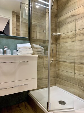 Luxury Room (Superior) | Bathroom | Rainfall showerhead, hair dryer, towels - Logis Hôtel Restaurant Le Fruitier (Villedieu-les-Poêles-Rouffigny)