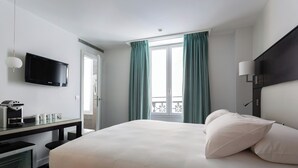 Sengetøy av topp kvalitet, minibar, safe på rommet og skrivebord