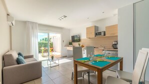 A modern apartment with a living area, dining space, and kitchen. - Thalacap Résidence (Agde)