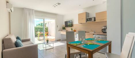 Un apartamento moderno con sala de estar, comedor y cocina.