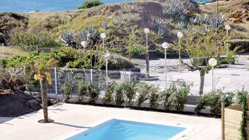 Piscine extérieure (ouverte en saison), parasols de plage