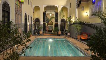 Hồ bơi ngoài trời, ghế dài tắm nắng