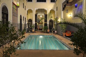 Piscina a l'aire lliure i gandules 