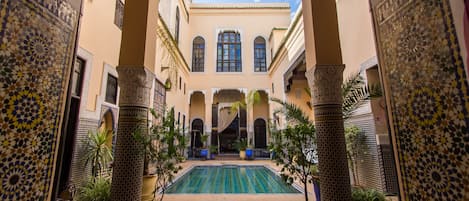 Außenpool, Liegestühle