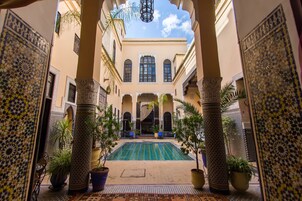 Piscina externa, espreguiçadeiras