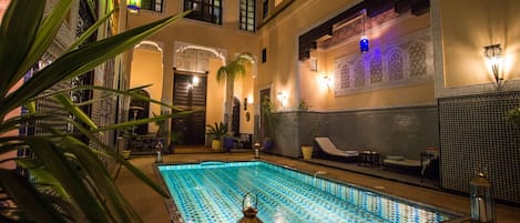 Utomhuspool och solstolar