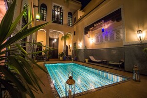 Una piscina al aire libre, tumbonas