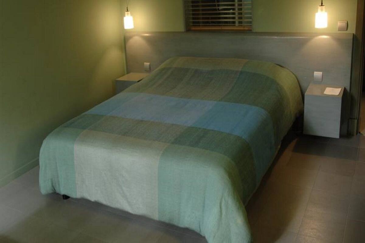 Luxe beddengoed, een minibar, een bureau, verduisterende gordijnen