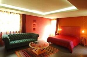 Ropa de cama de alta calidad, minibar, escritorio y cortinas opacas