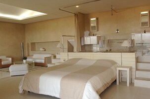 Roupas de cama premium, frigobar, escrivaninha, cortinas blackout