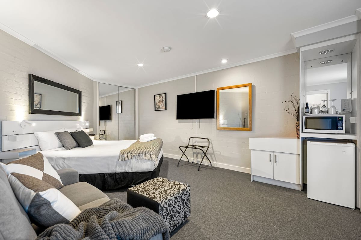 Premium Queen Spa | 1 bedroom, minibar, individually decorated, individually furnished