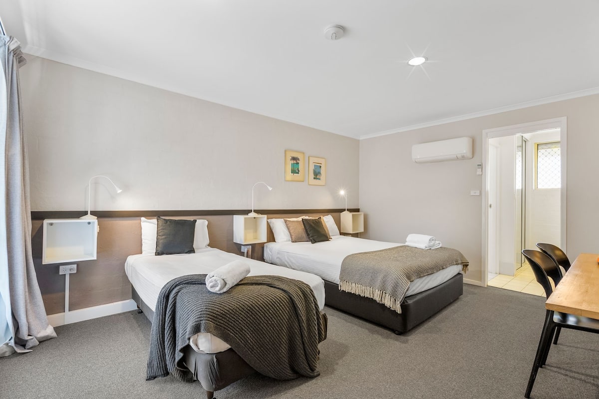 Standard Twin | 1 bedroom, minibar, individually decorated, individually furnished