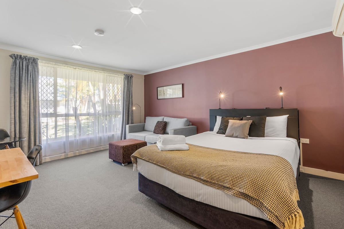 Premium King | 1 bedroom, minibar, individually decorated, individually furnished