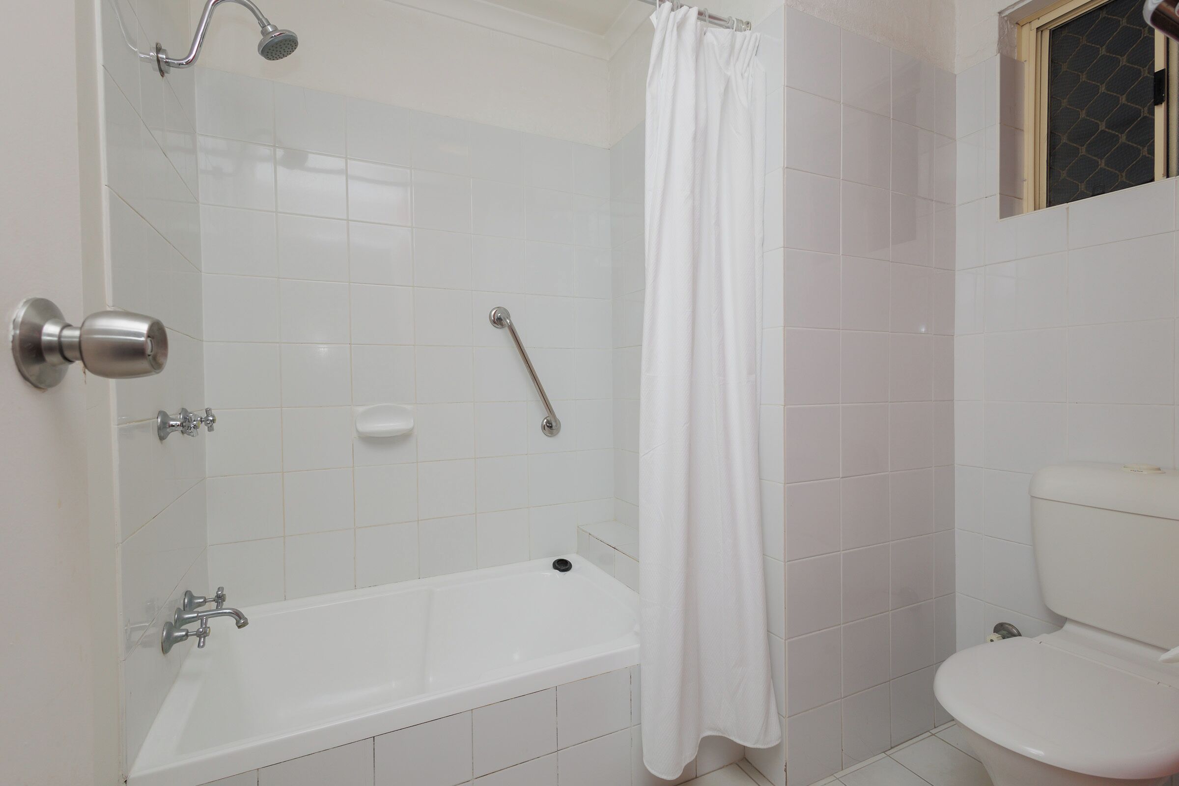 Une salle de bain équipée d’une baignoire, de toilettes et d’un espace douche.
