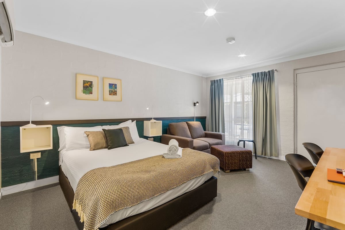 Standard Queen | 1 bedroom, minibar, individually decorated, individually furnished