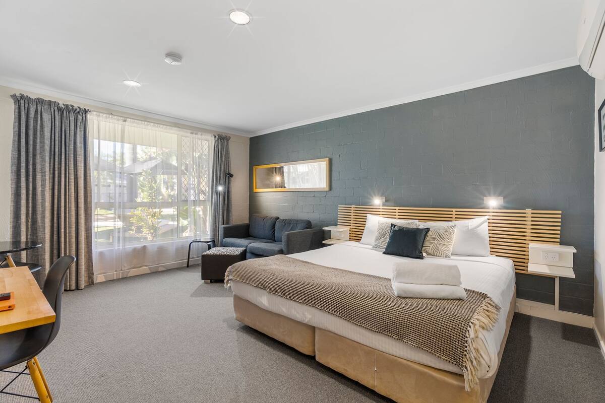 Rom – executive, 1 queensize-seng, hageutsikt | 1 soverom, minibar, blendingsgardiner og strykejern/-brett