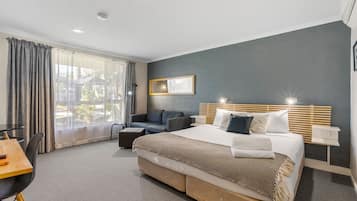 Rom – executive, 1 queensize-seng, hageutsikt | 1 soverom, minibar, individuelt dekorert og individuelt innredet