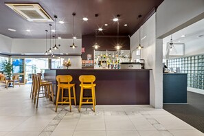 Phục vụ bữa sáng và bữa tối