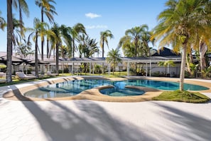 Outdoor pool, open 8:00 AM to 8:00 PM, sun loungers - Ballina Byron Islander Resort and Conference Centre (West Ballina)