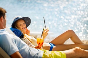 Perto da praia, espreguiçadeiras, guarda-sóis, bar na praia