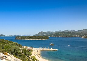 Una playa cerca, sillas reclinables de playa, sombrillas
