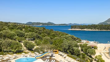 Outdoor pool, pool umbrellas, sun loungers