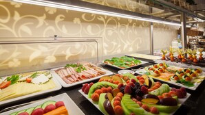 A buffet with various food items including fruits, cheeses, and meats. - Hotel Brandies Berlin (Berlin)